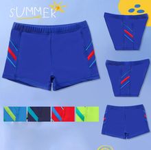 Boxer de bain enfant  avec bandes diagonales contrastantes sur les côtés