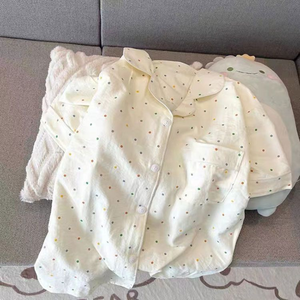 Pyjama doux à pois colorés avec chemise à manches courtes et un pantalon long