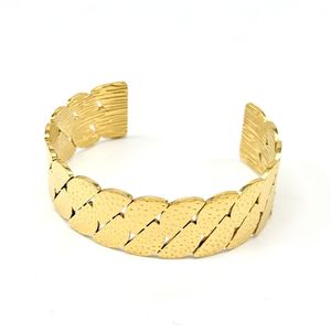 Bracelet en acier inoxydable doré à maillons larges et plats martelées
