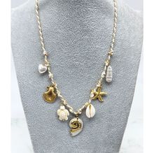 Collier tressé de fils blancs et dorés avec breloques à thème marin