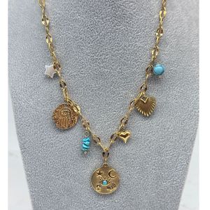 Collier doré à breloques de symboles protecteurs et des motifs célestes
