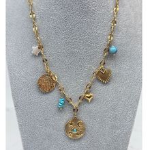 Collier doré à breloques de symboles protecteurs et des motifs célestes