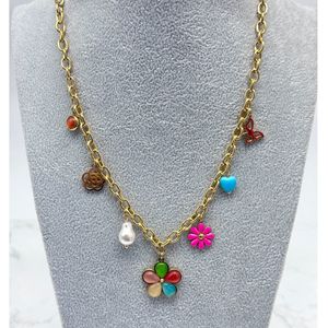Collier de chaîne à maillons dorés ornée de breloques florales colorées