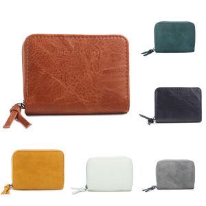 Portefeuille pratique conçu en simili cuir fermé par un zip intégral