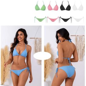 Bikinis deux pièces à haut triangulaire avec une culotte échancrée