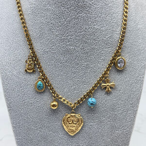 Collier à chaîne dorée orné de sept breloques variées