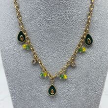 Collier en acier inoxydable avec diverses breloques