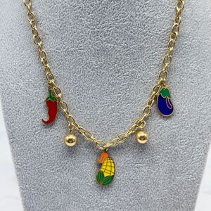 Collier fantaisie à cinq breloques de motifs légumes colorés