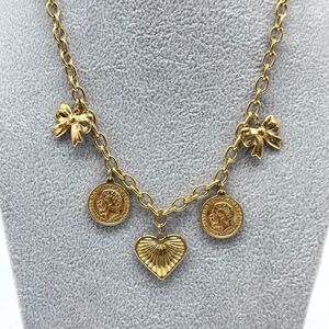 Collier romantique orné de cinq breloques en métal doré