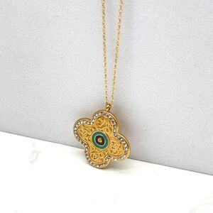 Collier à pendentif trèfle mystique orné de petites pierres brillantes