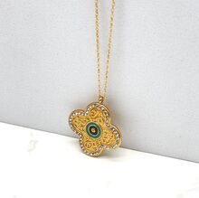 Collier à pendentif trèfle mystique orné de petites pierres brillantes