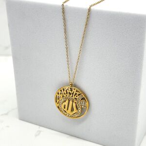 Collier doré à pendentif motifs calligraphiques avec pavage de strass