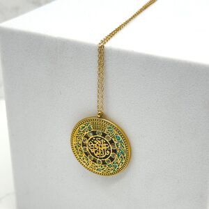 Collier ethnique à pendentif calligraphie islamique doré orné de strass