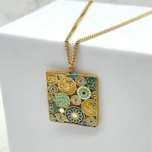 Collier doré à pendentif carré motif mosaïque de pièces et émaux bleus