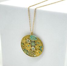 Collier pendentif rond mosaïque orientale et pièces antiques dorées