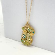 Collier avec grand pendentif cachemire doré, orné d'émaux verts