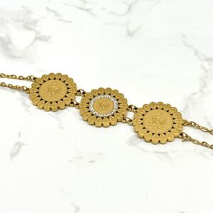 Bracelet doré à motif éclat solaire avec trois médaillons antiques