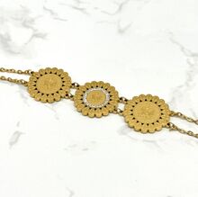Bracelet doré à motif éclat solaire avec trois médaillons antiques
