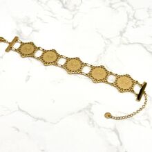 Bracelet à médaillons antiques fleuris doré avec motif coq au centre