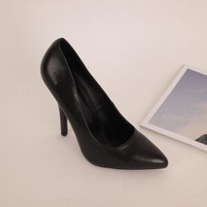 Escarpins classiques à bout pointu sur un talon aiguille grande taille 41-44