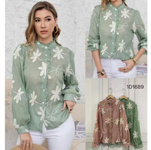 Chemise fluide à col volanté avec des motifs en broderies florales