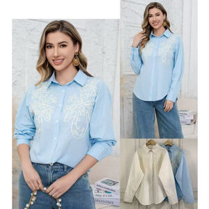 Chemise unie avec broderies ornementales sur la poitrine