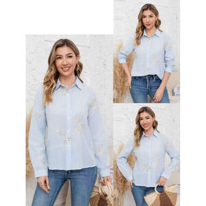 Chemise à rayures verticales fines avec broderies florales