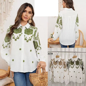 Chemise blanche à broderies aux motifs arabesques floraux