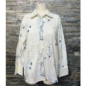 Chemise de teinte écru embellie d'une broderie florale raffinée