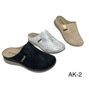 Sandales mules fermées sur l'avant avec une tige pleine perforée