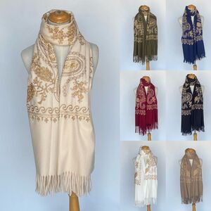 Écharpe épaisse à franges brodée de motifs cachemire dorés