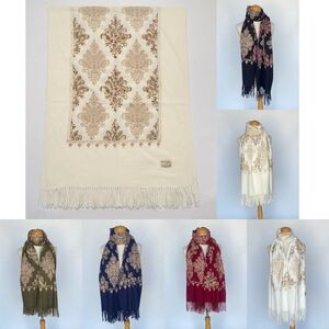 Écharpe épaisse à franges avec broderie centrale de motifs ornementaux