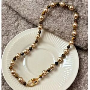 Bracelet en perles de culture et d'œil de tigre, ponctué de perles dorées