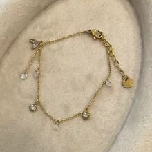 Bracelet chaîne minimaliste orné de pendentifs en pierres fines.