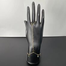 Bracelet bague orné de perles variées et d'un pendentif discret