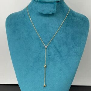 Collier en Y orné d'un petit pendentif et rehaussé de deux perles dorées