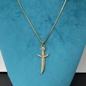 Collier avec un pendentif en forme de dague orné de pierres scintillantes