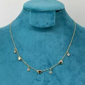 Collier romantique agrémenté de cœurs dorés et de pierres scintillantes