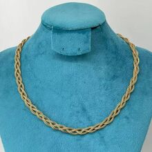 Collier au maillage doré avec une texture tressée élégante