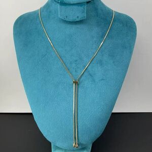 Collier sautoir style cravate à la fois minimaliste et élégant