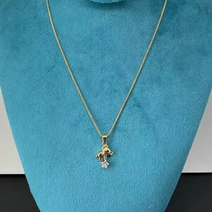 Collier fin orné d'un pendentif ourson qui tient une pierre scintillante