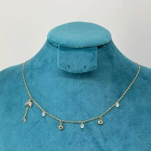 Collier en acier inoxydable orné de breloques scintillantes