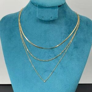 Collier en cascade à trois rangs mêlant différentes textures