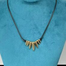 Collier au cordon cuir avec pendentifs en forme de pointes dorés