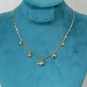 Collier doré fantaisie orné de plusieurs charms aux motifs différents