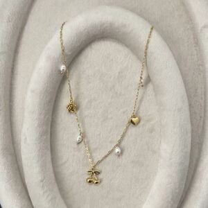 Collier charmant doré avec des variétés de pendentifs