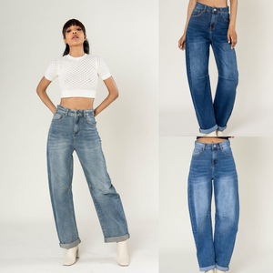 Jean stretch coupe droite et large en denim avec des effets délavés