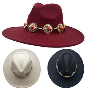 Chapeau fedora à large bord plat avec chaîne décorative et pierre