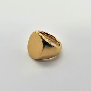 Bague chevalière homme en acier doré jaune au fini poli