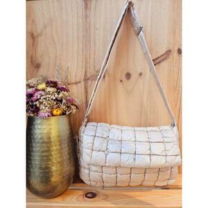 Sac à bandoulière au design matelassé avec un motif de carrés